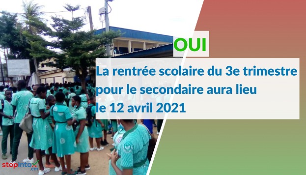 Douala, le 10 mars 2021. Des élèves du lycée bilingue de Deido devant le portail. Crédit photo: Mathias Mouendé Ngamo